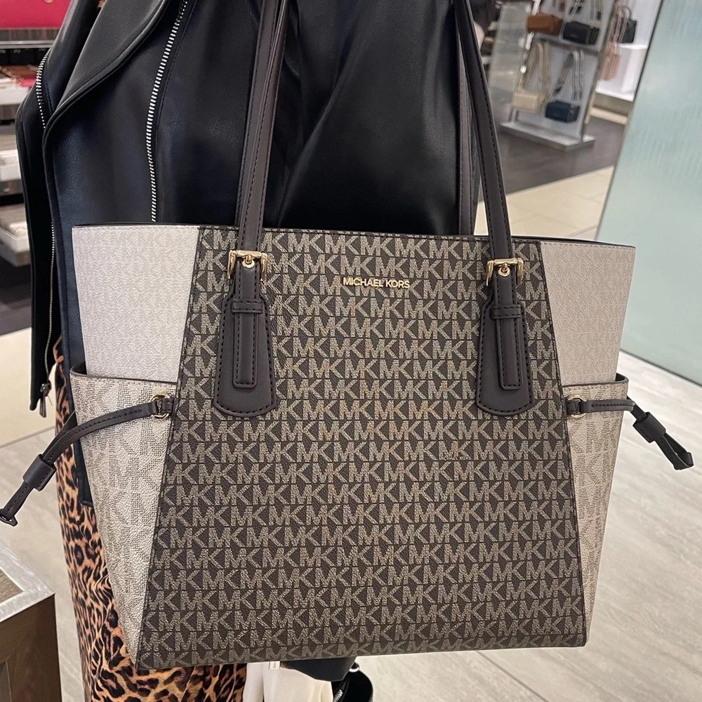 MICHAEL KORS Voyager Lg Color-Block Metallic Signature Logo EW Tote
Brown
NWT - Picture 15 of 16